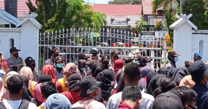 Demo Omnibus Law di Bima Berakhir Ricuh, 9 Orang Ditangkap